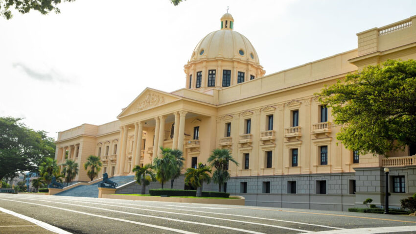 Presidente Luis Abinader designa a César Enmanuel Cerda Minaya como director general de Coramon