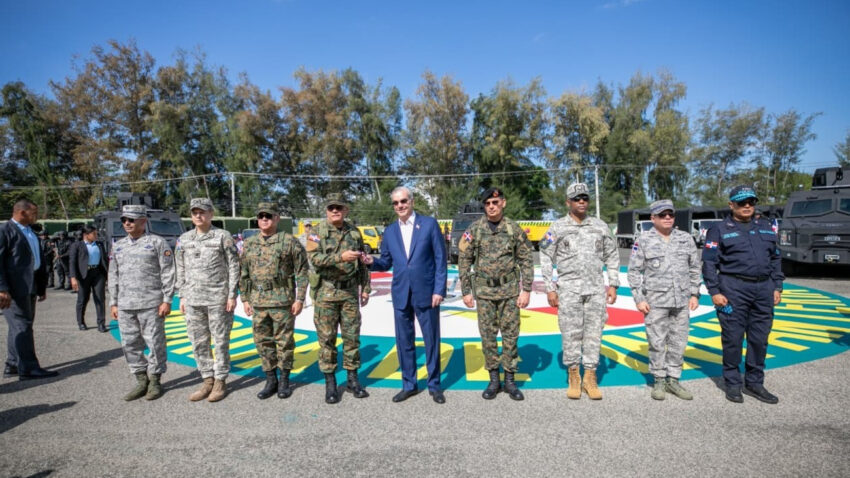Presidente Luis Abinader entrega equipos militares, vehículos blindados FURIA, sistemas de drones y unidades de mitigación de desastres para fortalecer la seguridad nacional