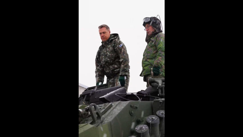 Presidente de país europeo juega a los soldados y se sube a un tanque