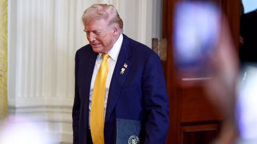 Trump: Obama reveló "información clasificada" al decir que los alienígenas son reales