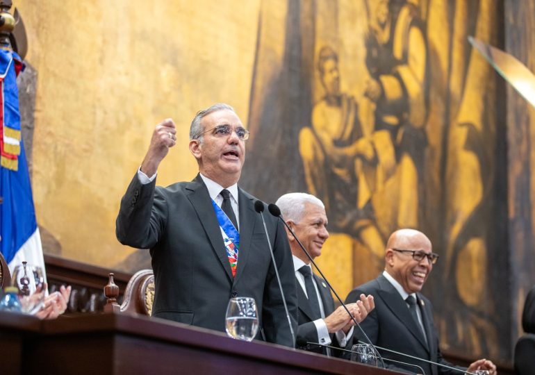 Presidente Abinader emite decreto que dispone ascensos y retiros en las FFAA