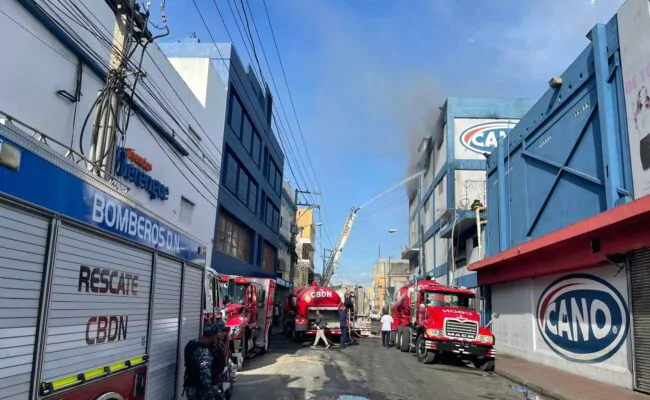 Cuerpo de Bomberos del Distrito Nacional logra controlar incendio en Almacenes Garrido