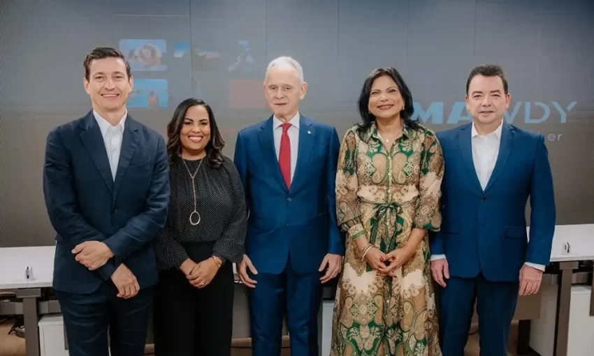 Tres décadas de elegancia y compromiso: Mawdy Cury celebra su aniversario en el periodismo dominicano
