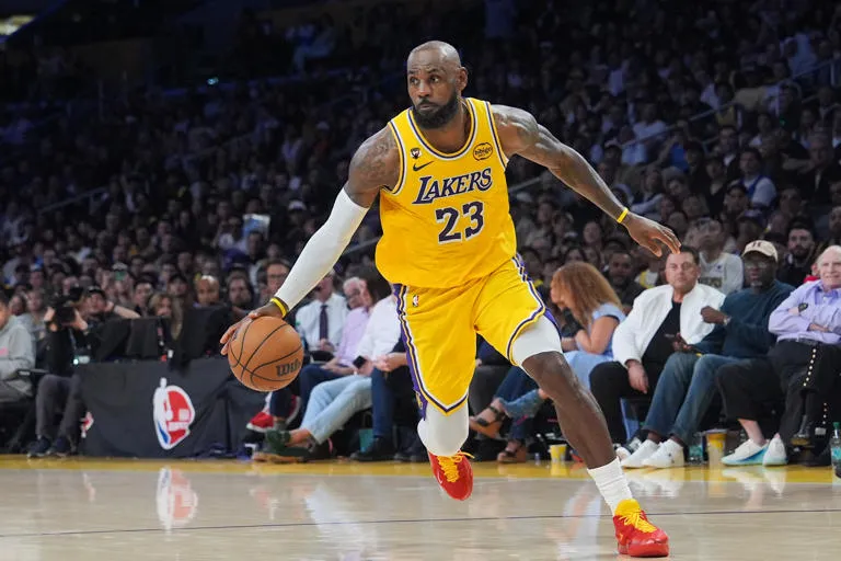 Victoria en Casa: LeBron lidera a unos Lakers mermados ante unos Warriors sin Curry