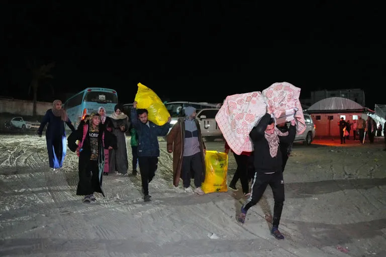 Caos en Rafah: Miles de palestinos esperan bajo la lluvia un paso hacia Egipto que no llega