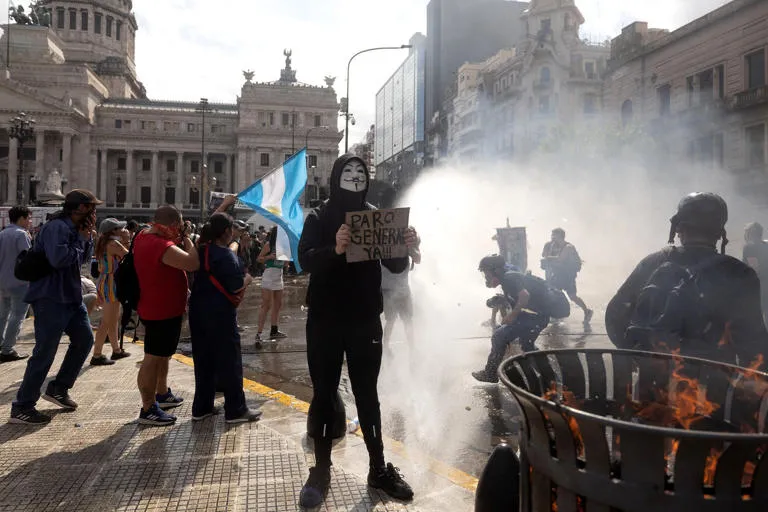 Tensión EXTREMA en Argentina: Policía toma el CONGRESO y se lleva DETENIDOS a manifestantes tras fuertes enfrentamientos