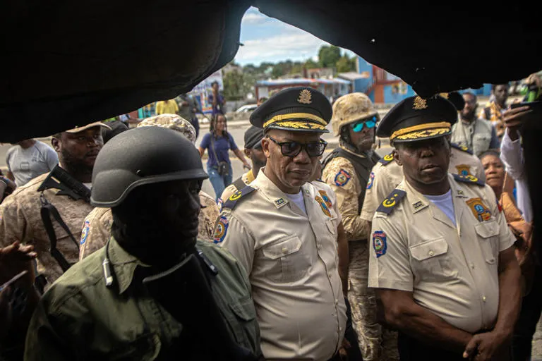 Mano dura en Puerto Príncipe: El primer ministro asume el mando total y declara la guerra a las pandillas