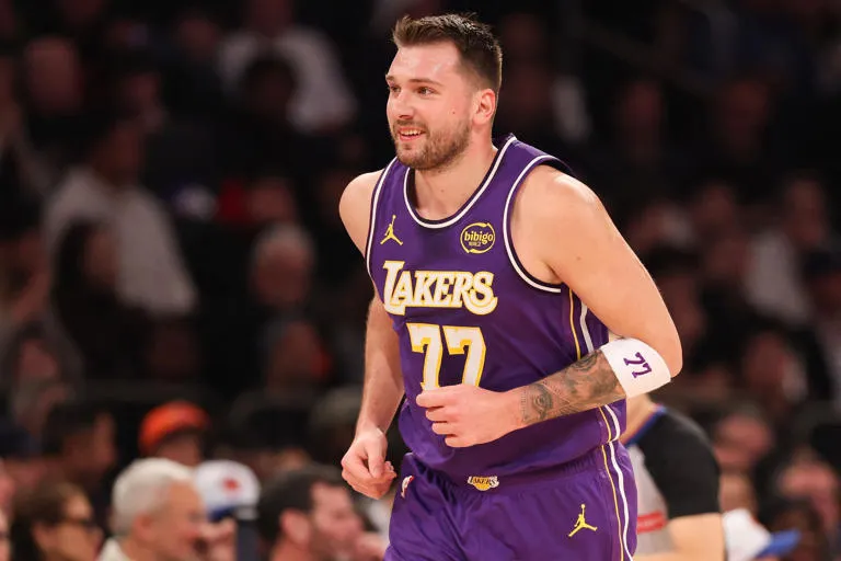 Drama en la duela: Doncic abandona por lesión y los Lakers rescatan un triunfo agónico