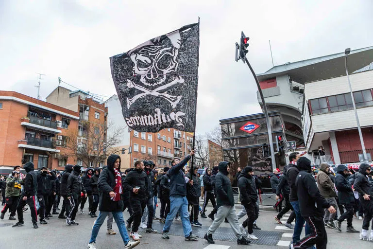 Bochorno en Vallecas: La suspensión ante el Oviedo desata la ira contra Martín Presa