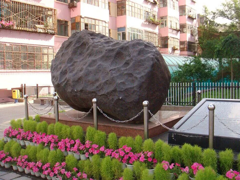 El Meteorito de la Discordia: Rusia reclama una roca espacial de 3 toneladas "camuflada" en un jardín inglés