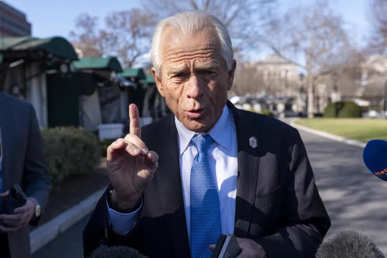 El costo de la política migratoria: Peter Navarro advierte sobre una contracción en la oferta laboral para 2026