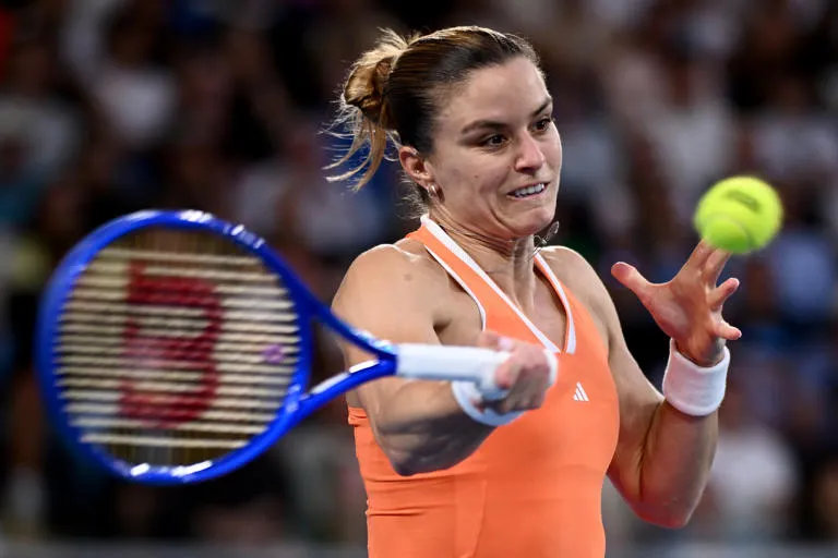 Terremoto en el TENIS mundial: Sakkari elimina a Swiatek y rompe todos los pronósticos en un duelo de TITANES