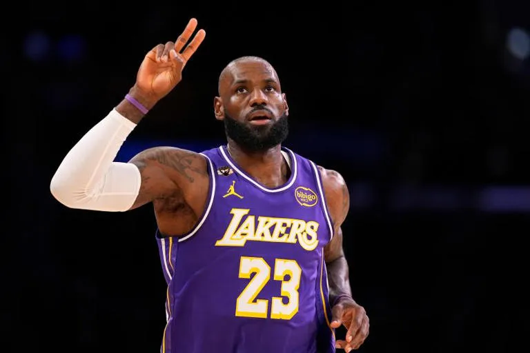LeBron James firma un Triple-Doble Historico para batir a los Mavericks