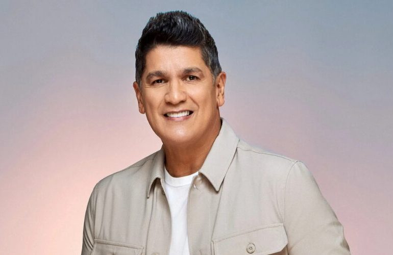 Eddy Herrera convierte vuelo de Arajet en una fiesta patriótica rumbo a Medellín