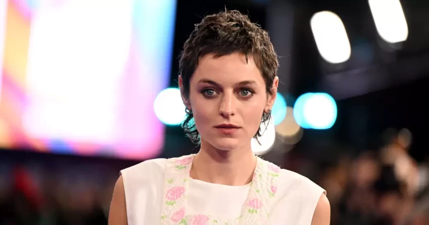 Emma Corrin encabeza la nueva adaptación de ‘Orgullo y Prejuicio’ y es la mejor decisión que pudo tomar Netflix