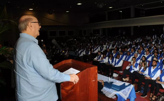 Hipólito Mejía pide a jóvenes enriquecer sus conocimientos para enfrentar desafíos futuros y seguir legado de Peña Gómez para fomentar la democracia