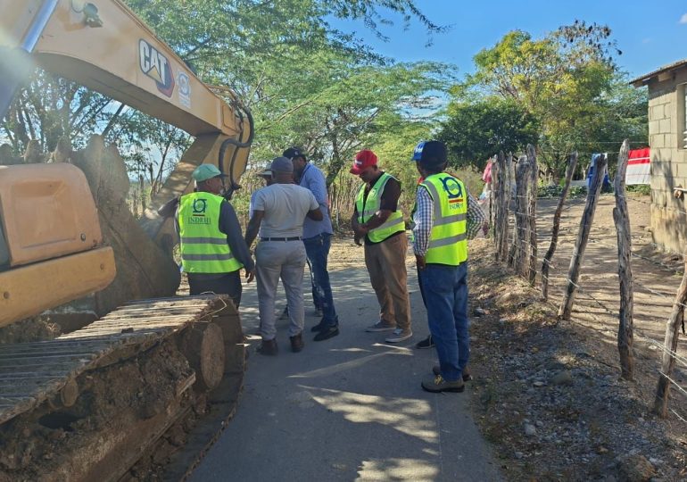 INDRHI interviene con brigada y equipo pesado el canal lateral La Enea, en Carrera de Yeguas en Las Matas de Farfán