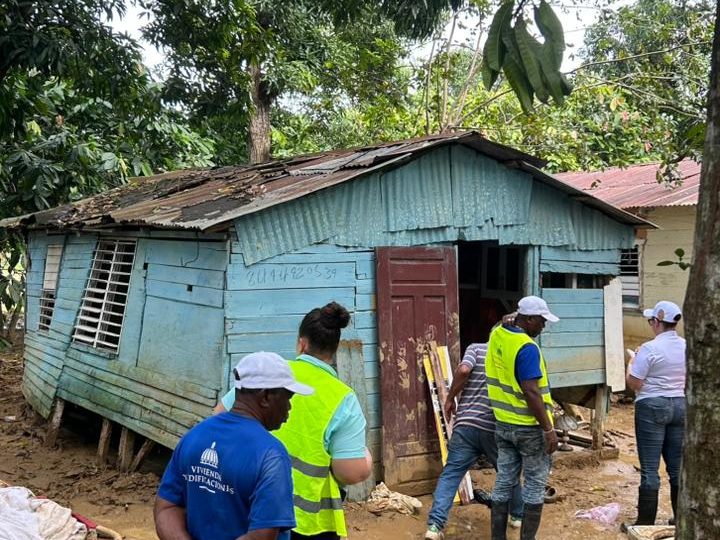 Ministro Ito Bisonó se traslada a Gaspar Hernández para evaluar daños en viviendas y entorno tras desbordamiento del río Joba