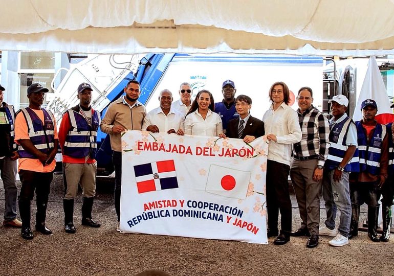 Japón dona a Santo Domingo Norte modernos camiones compactadores Isuzu