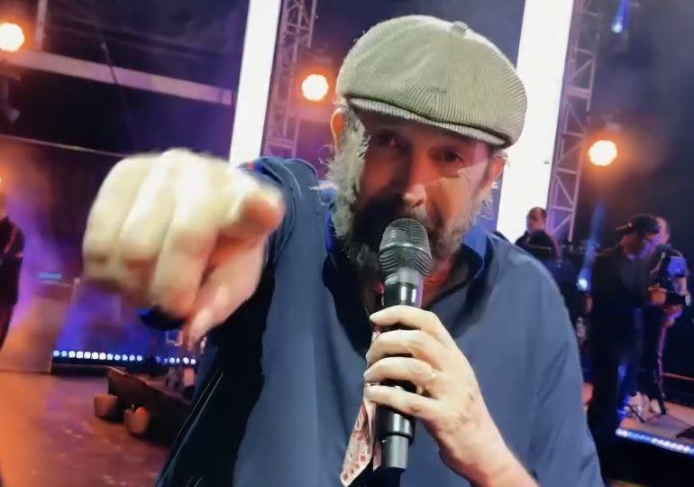 Juan Luis Guerra agradece al público de Santiago tras multitudinario concierto