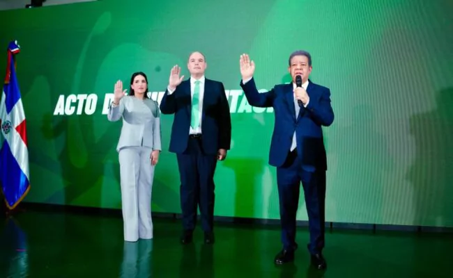 José del Castillo se juramenta como nuevo miembro de la Fuerza del Pueblo