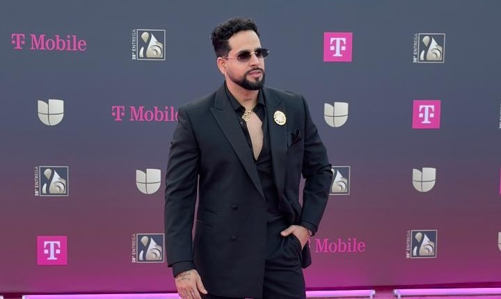 Salsero Lemar también sorprendió en la alfombra de Premio Lo Nuestro