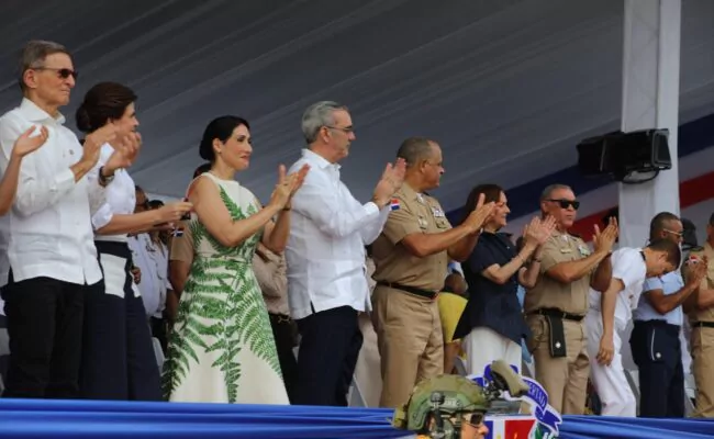 Presidente Abinader observa desfile militar con imponente demostración de capacidad y modernización de las fuerzas del orden