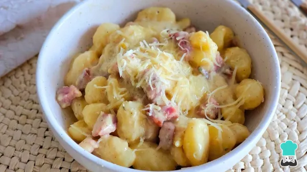 Receta de Ñoquis a la carbonara, el plato italiano que siempre sale bien