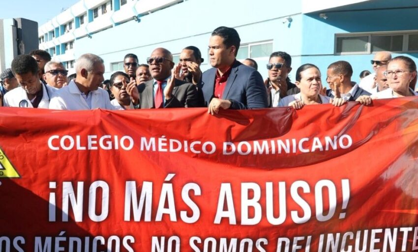 Médicos hicieron protesta este jueves frente a hospital infantil