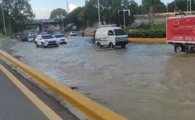 Salida del túnel de la avenida 27 de Febrero se convierte literalmente en un brazo de mar; se rompe una tubería de agua
