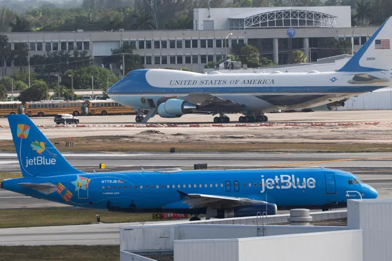Caos aéreo: La FAA ordena la suspensión inmediata de todos los vuelos de JetBlue