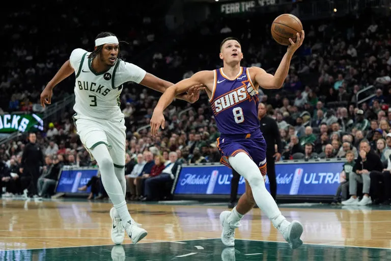 Los Suns brillan en Milwaukee: Lluvia de triples para superar a los Bucks