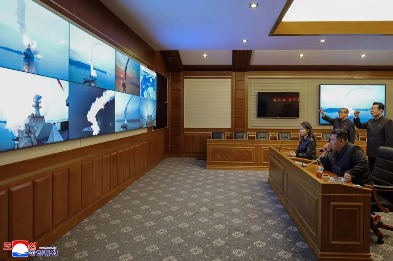 Kim Jong-un supervisa ensayos de misiles de crucero junto a su hija Kim Ju-ae