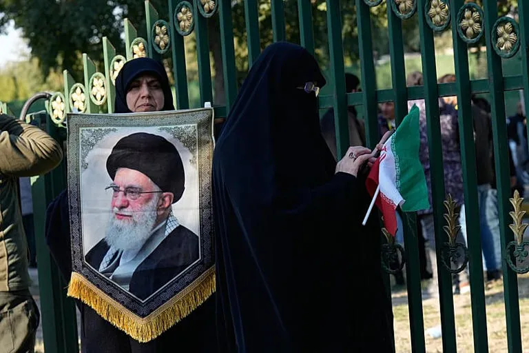 ¡37 AÑOS DE HIERRO! De la legitimidad religiosa a la expansión total: El legado de Jameneí que hoy tambalea