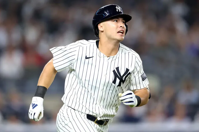 ¡HARTO DE LOS CRÍTICOS! Anthony Volpe rompe el silencio y responde a los feroces abucheos en el Yankee Stadium ¡Tensión en el Bronx! Este 1 de marzo de 2026, la joven estrella de los Yankees, Anthony Volpe, ha decidido dar la cara tras semanas de recibir el castigo sonoro de su propia afición. En una declaración cargada de honestidad y algo de frustración, el campocorto ha hablado sobre lo que se siente ser el blanco de la ira en la "Catedral del Béisbol". El peso de la camiseta: Volpe reconoció que jugar para los Yankees conlleva una presión única, pero admitió que los abucheos constantes han sido difíciles de ignorar. "Sé cuáles son las expectativas aquí, nadie tiene estándares más altos para mí que yo mismo", confesó el jugador. Respuesta a la grada: Lejos de achicarse, el joven talento aseguró que entiende la frustración de los fanáticos por su reciente bache ofensivo, pero dejó claro que su compromiso con el equipo es total. No busca simpatía, sino resultados que silencien las críticas de una vez por todas. Crisis en el diamante: Los abucheos no son gratuitos; la falta de consistencia con el madero ha puesto a Volpe en el ojo del huracán. En Nueva York la paciencia es un lujo que no existe, y la afición ya empezó a cuestionar si es el heredero adecuado para el legado de las leyendas del club. Apoyo del vestuario: A pesar del clima hostil en las gradas, sus compañeros y el cuerpo técnico han cerrado filas en torno a él. La consigna interna es proteger a la joven promesa y ayudarlo a recuperar la confianza antes de que el ambiente termine por quebrar su mentalidad. Ultimátum implícito: Esta salida pública se interpreta como un intento de liberar presión. Volpe sabe que en el Bronx los abucheos solo se transforman en aplausos con hits y victorias, y el tiempo para cambiar la narrativa de esta temporada se está agotando.