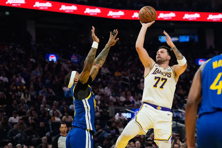 ¡PALIZA HISTÓRICA! Los Lakers humillan a los Warriors 129-101 con un Doncic y LeBron imparables