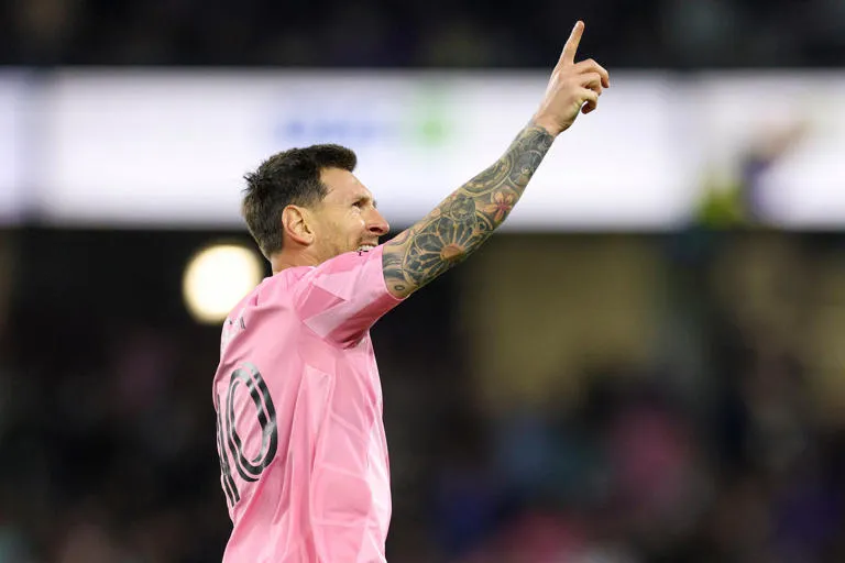 ¡HACIENDO HISTORIA! Messi iguala a Pelé en tiros libres y ahora apunta al trono de Juninho Pernambucano