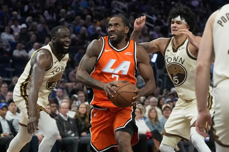 ¡CLÍNICA DE KAWHAI! Leonard lidera una remontada épica de 17 puntos para hundir a los Warriors