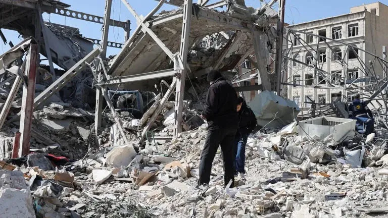 ¡CONFLICTO REGIONAL! Países del Golfo ya están combatiendo contra Irán, según las FDI La guerra en Oriente Medio ha dado un giro definitivo hacia una conflagración regional. Este 5 de marzo de 2026, las Fuerzas de Defensa de Israel (FDI) han confirmado que varios países árabes del Golfo han pasado de la neutralidad o el apoyo logístico a la participación activa en combates contra las fuerzas y milicias pro-iraníes. Aquí te detallo los puntos clave de esta revelación que cambia el tablero geopolítico: Coalición en acción: Según el portavoz de las FDI, naciones del Consejo de Cooperación del Golfo (CCG) están interceptando activamente drones y misiles balísticos lanzados por Irán y sus aliados (como los hutíes) que atraviesan su espacio aéreo con destino a objetivos estratégicos. Combates directos: Los informes indican que fuerzas navales y aéreas de países como Arabia Saudita y los Emiratos Árabes Unidos han estado involucradas en escaramuzas para proteger rutas comerciales y bases compartidas con Estados Unidos, respondiendo al fuego iraní en el Golfo Pérsico y el Mar Rojo. Inteligencia compartida: Las FDI destacaron que existe una coordinación sin precedentes en tiempo real. Los sistemas de radar de los países del Golfo están integrados con la red de defensa de Israel y EE. UU., permitiendo una "cúpula defensiva regional" que ha neutralizado el 90% de las amenazas recientes. El fin del secretismo: Aunque la cooperación militar entre Israel y algunos países árabes era un secreto a voces desde los Acuerdos de Abraham, la magnitud del ataque iraní del 4 de marzo ha forzado a estas naciones a hacer pública su postura defensiva frente a Teherán. Amenaza a la estabilidad petrolera: La entrada de los países del Golfo en el conflicto responde a la necesidad de evitar el cierre total del Estrecho de Ormuz, una acción que Irán ha intentado ejecutar y que las monarquías árabes consideran una "declaración de guerra económica". Reacción de Irán: El régimen de Teherán ha calificado a estos países como "traidores al Islam" y ha amenazado con extender sus ataques a las capitales y la infraestructura petrolera de cualquier nación que preste apoyo a la "agresión sionista-estadounidense". Impacto en la OTAN: Este frente unido árabe-israelí es visto por Washington como el mayor éxito diplomático y militar de la década, creando un bloque sólido que busca aislar por completo la influencia de Irán en la región. Situación actual: La zona se encuentra en un estado de guerra total donde las fronteras tradicionales se han desdibujado en favor de dos grandes bloques enfrentados por el control del suministro energético y la supremacía regional.