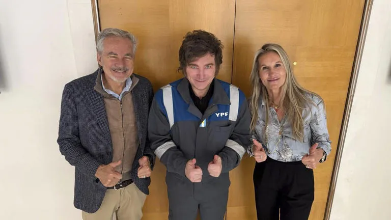 ¡Impacto diplomático! Milei se reúne con Abascal en Madrid luciendo un llamativo mono de trabajo de YPF