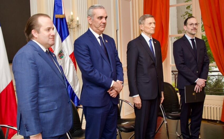 Abinader comparte con grupo dominicanos en ciudad de París