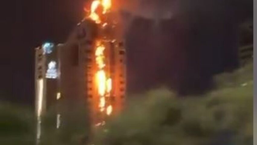 Arde un rascacielos en Kuwait
