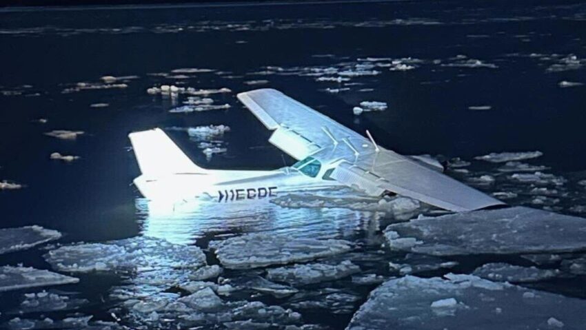 Avioneta sufre fallo en vuelo y aterriza de emergencia sobre un río helado