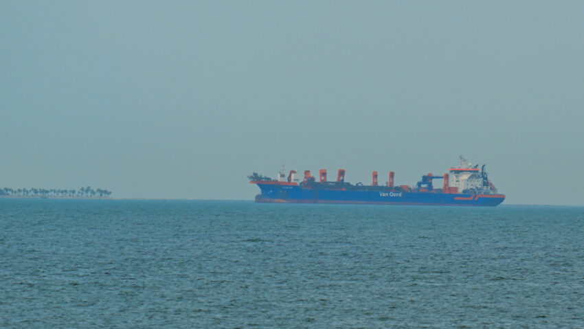 Declararse chinos ante los rastreadores: la táctica de barcos comerciales para pasar por el estrecho de Ormuz