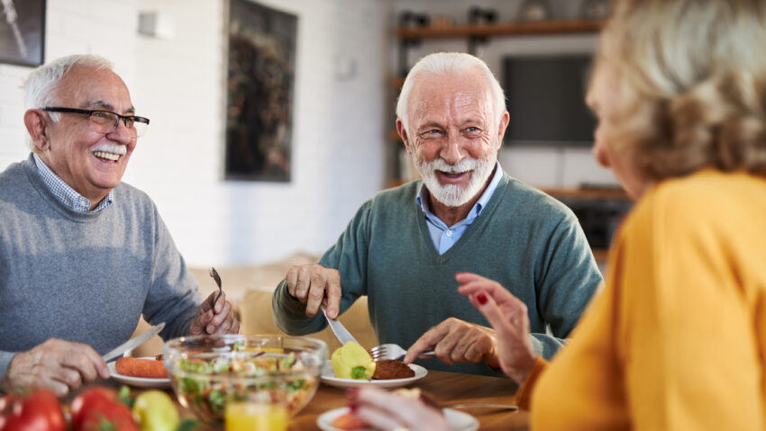 Descubren una relación entre el horario para comer y el envejecimiento saludable