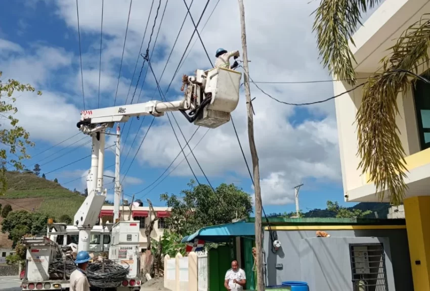 Edesur desarrolla amplio operativo de regularización en Nizao, San José de Ocoa
