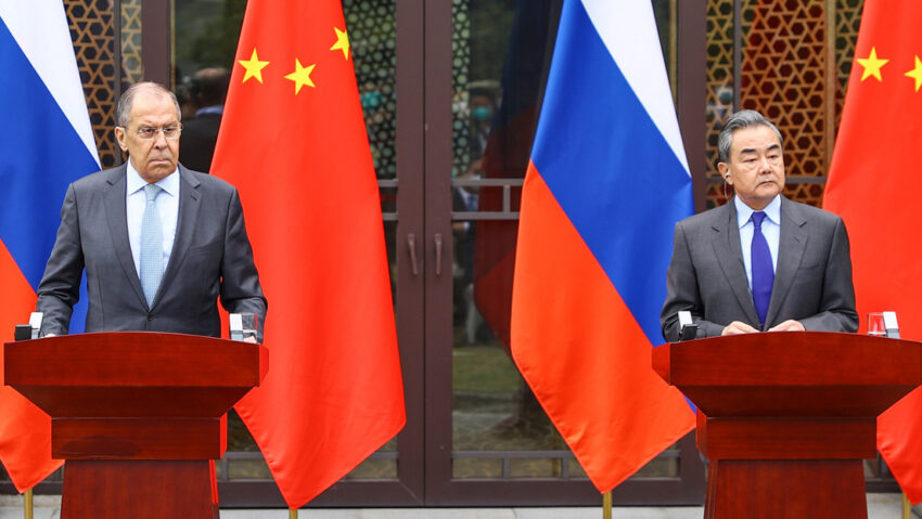 "Es preciso evitar la propagación y el desbordamiento de las llamas de la guerra y que la situación evolucione hasta un punto de no retorno", anunció Wang Yi.