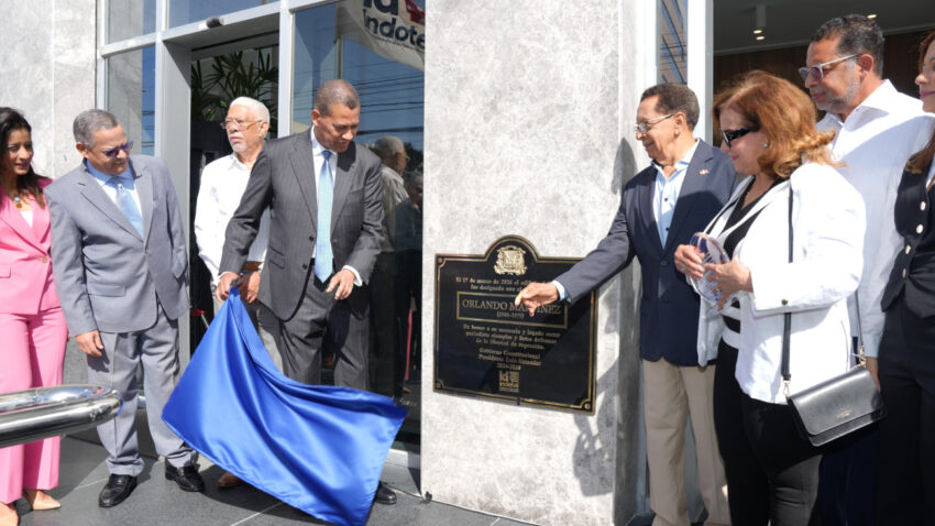 Indotel honra memoria del periodista Orlando Martínez al develar tarja que nombra su edificio corporativo