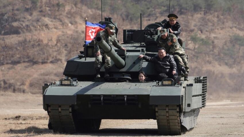 Kim Jong-un y su hija abordan el nuevo tanque insignia de su país
