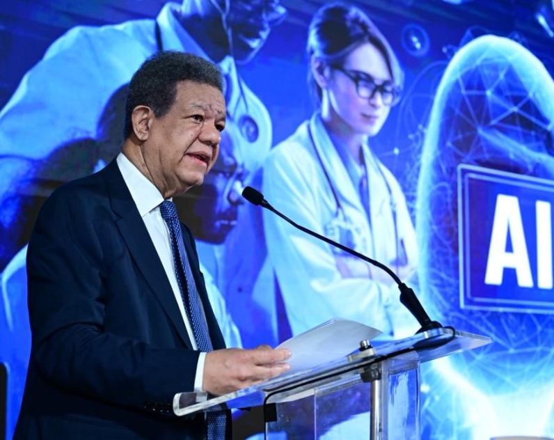 Leonel Fernández pondera uso IA en medicina